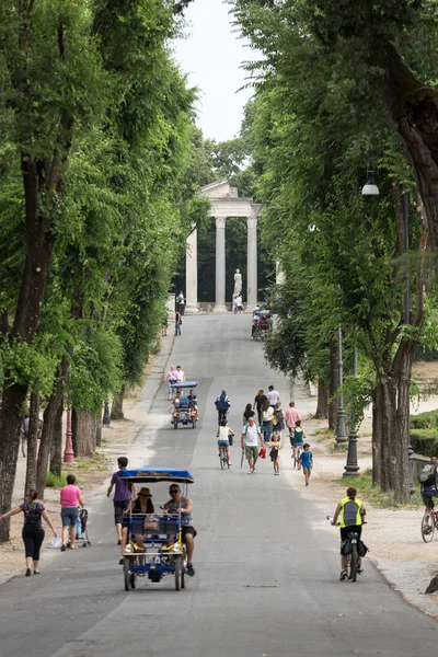 Wandelroute van het Park van Villa Borghese Gardens. Rome, Italië — Stockfoto