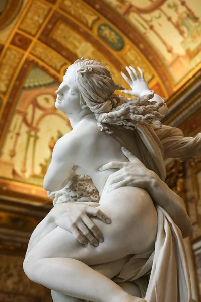 Barokowy marmurowy późnogotycka Grupa przez włoskiego artystę Gian Lorenzo Bernini, gwałt Prozerpiny w Galleria Borghese, Rzym, Włochy — Zdjęcie stockowe