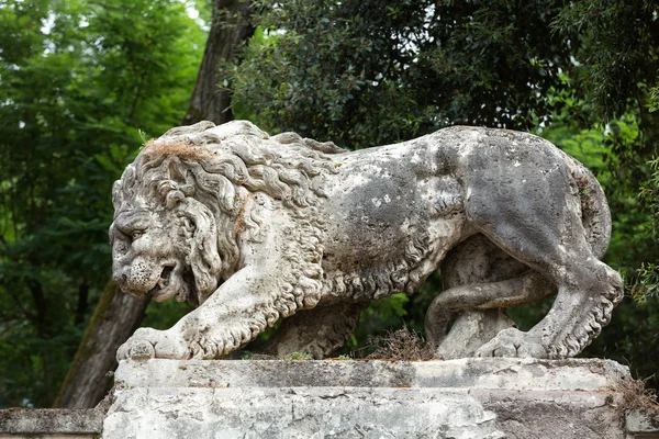 Lion socha v Garden Villa Borghese. Řím, Itálie — Stock fotografie