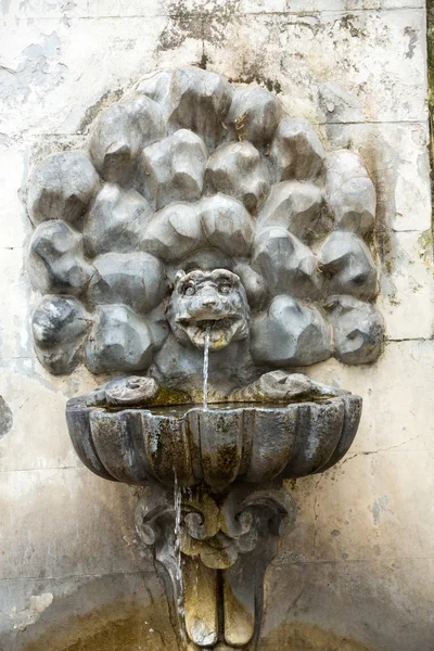 Marmor dricksvatten fontän i trädgårdarna i Villa Borghese, Rom, Italien. — Stockfoto