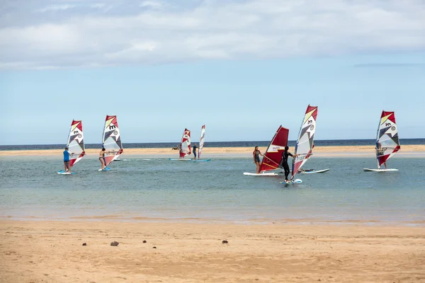 Windsurfen op het strand van Costa Calma. Fuerteventura, Canarische eilanden. Spanje — Stockfoto