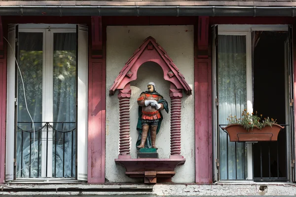 Paris Montmartre - a estátua na parede da antiga casa — Fotografia de Stock