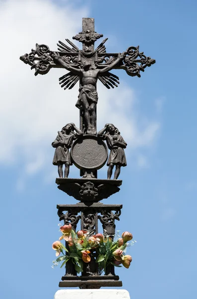 Jesus Christ on old wayside Orthodox cross in meadow. — Stock Photo, Image