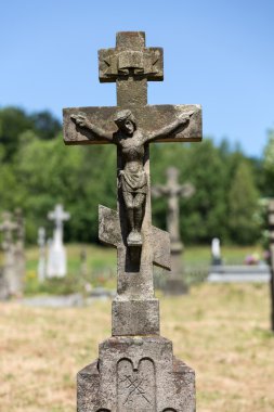 Eski, terk edilmiş taşlı Ortodoks haçlar