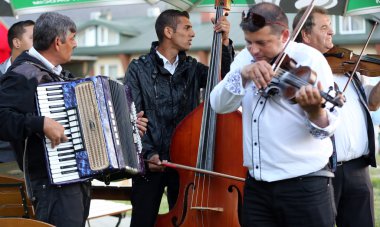Çingene müzik grubu canlı müzik Regietow içinde oynamaya. Polonya
