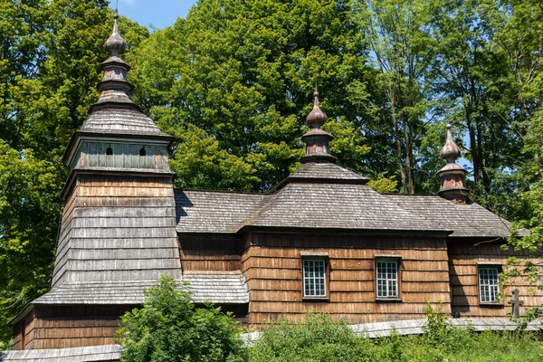 Stary drewniany kościół prawosławny w Bartne, Beskidy, Polska — Zdjęcie stockowe