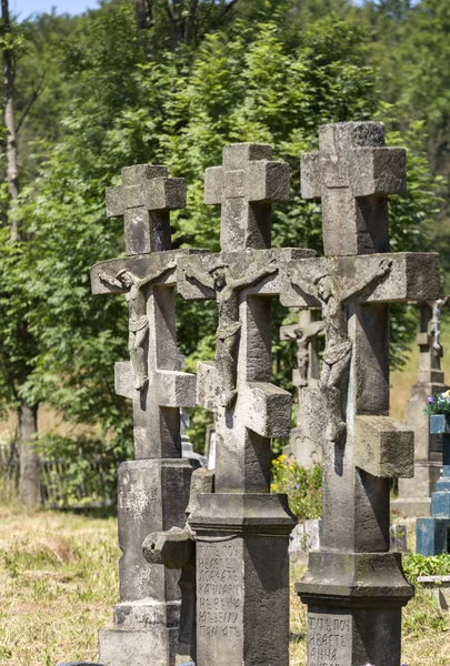 Cruzes ortodoxas pedregosas velhas e abandonadas — Fotografia de Stock