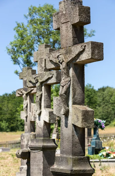 Cruzes ortodoxas pedregosas velhas e abandonadas — Fotografia de Stock