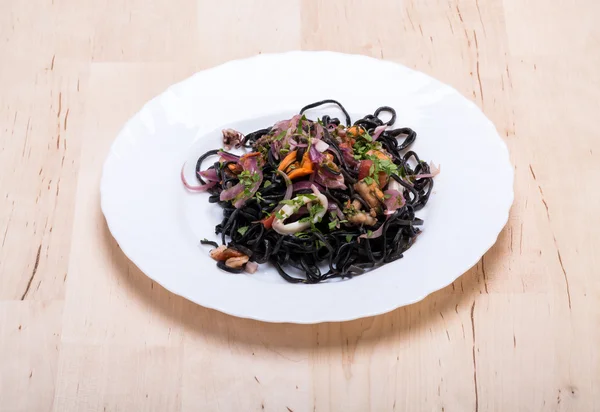 黒シーフードと野菜のスパゲッティ — ストック写真