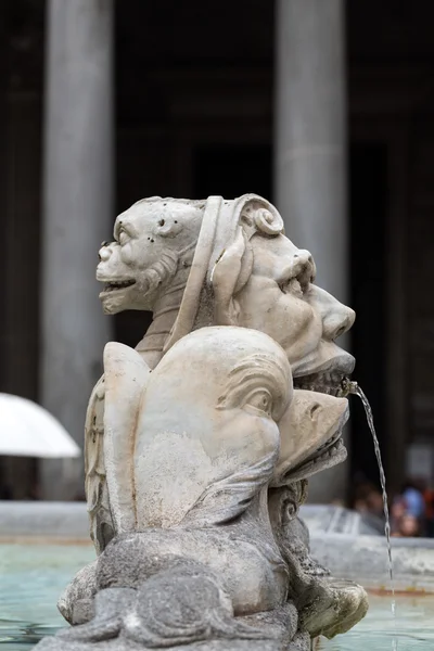 Közelkép a kút, a Pantheon (Fontana del Pantheon), a Piazza della Rotonda téren. Róma, Olaszország — Stock Fotó