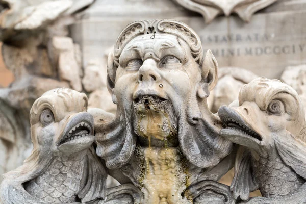 Close up van de fontein van het Pantheon (Fontana del Pantheon) op Piazza della Rotonda... Rome, Italië — Stockfoto