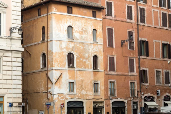 Alte römische häuser an der piazza rotonda in rom, italien — Stockfoto