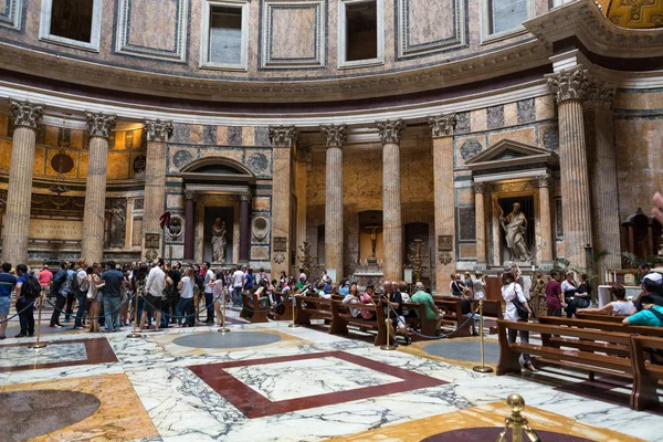 Pantheon in Rome, Italy . Pantheon was built as a temple to all the gods of ancient Rome, and rebuilt by the emperor Hadrian about 126 AD. — Stock Photo, Image