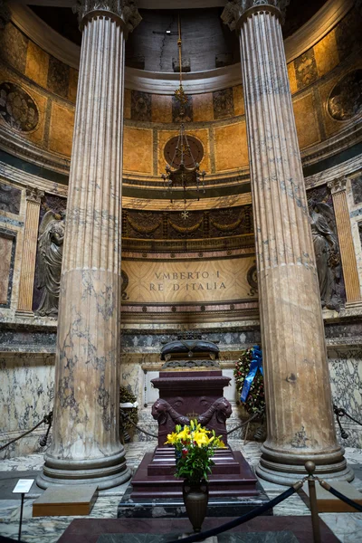 Panteón en Roma, Italia. Panteón fue construido como un templo a todos los dioses de la antigua Roma, y reconstruido por el emperador Adriano alrededor del año 126 dC . — Foto de Stock