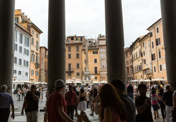 I turisti visitano l'antica chiesa del Pantheon, un tempio per tutti gli dei romani Roma — Foto Stock