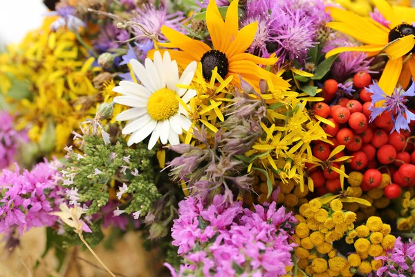 Красиві букети ручної роботи з квітів і трав — стокове фото
