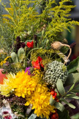 el yapımı güzel buketler çiçek ve otlar