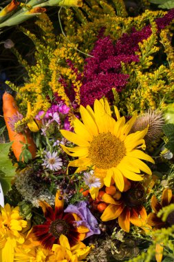 el yapımı güzel buketler çiçek ve otlar