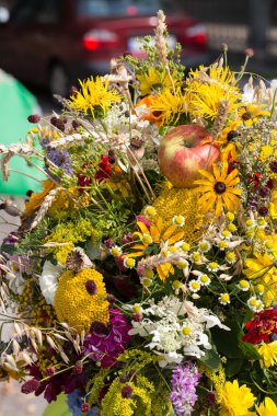 el yapımı güzel buketler çiçek ve otlar