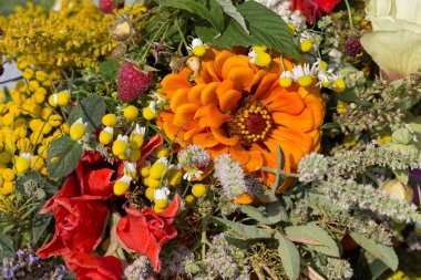 el yapımı güzel buketler çiçek ve otlar