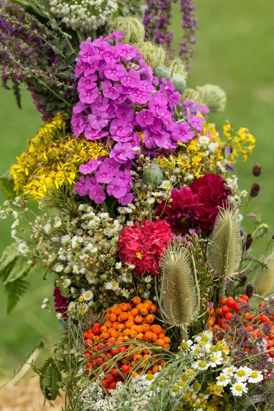 Handgefertigte schöne Sträuße aus Blumen und Kräutern — Stockfoto