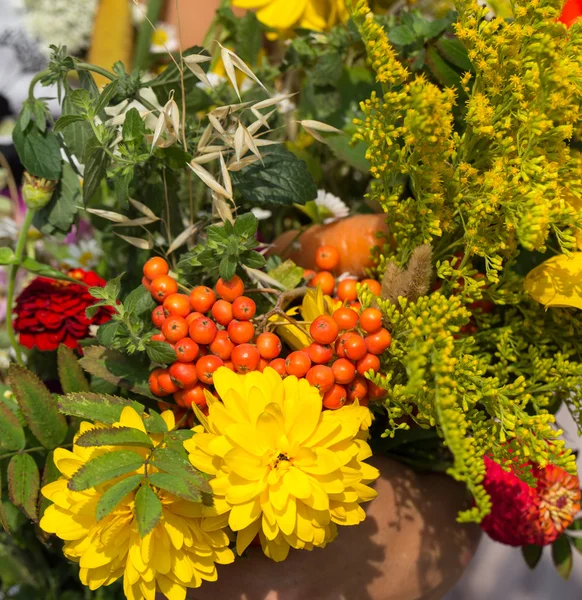 Mazzi di fiori fatti a mano da fiori ed erbe — Foto Stock