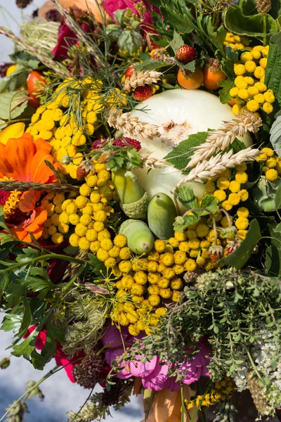 Handgefertigte schöne Sträuße aus Blumen und Kräutern — Stockfoto