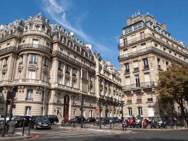 Paris, Fransa'da Balkonlu tipik evin cephe 