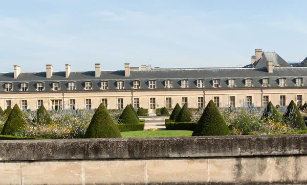 Jardim perto da entrada principal Les Invalides. Paris, França — Fotografia de Stock