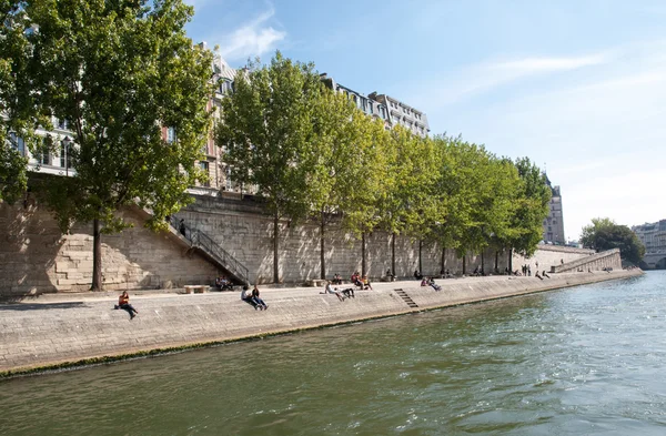 As pessoas estão desfrutando de seu tempo livre nas margens do rio Sena, em Paris, França . — Fotografia de Stock
