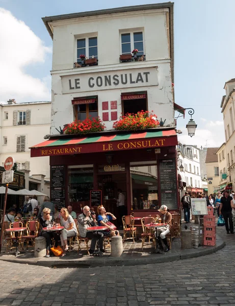 Paryż. Dzielnica Montmartre jest wśród najbardziej popularnych miejsc w Paryżu, Le Consulat jest typowym caf — Zdjęcie stockowe