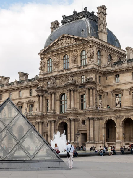 Париж - Музей Лувра. Лувр является одним из крупнейших музеев в мире, принимая более 8 миллионов посетителей каждый год . — стоковое фото