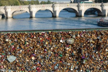 Paris, Fransa - Pont des Arts. Asma köprüde kilitler seviyorum. Paris'te Seine Nehri geçerek bir yaya köprüsü Passerelle des Arts olduğunu