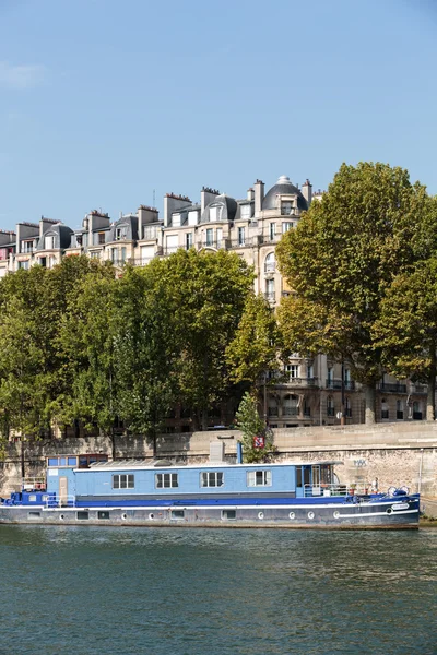 Famosa banchina della Senna a Parigi con chiatte nella giornata estiva. Parigi, Francia — Foto Stock