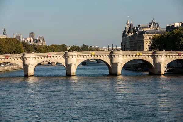 ポン ヌフ橋とフランスのパリの島を引用 — ストック写真