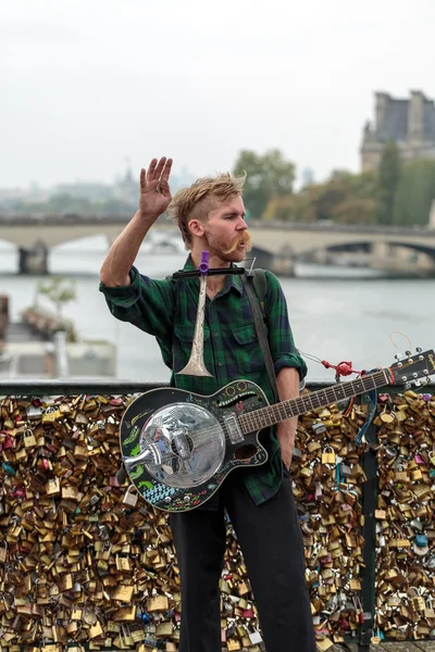 A street musician busker entertain public on Pont des Arts in Paris, France — Stock Photo, Image