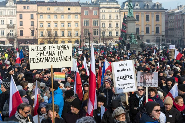 Демонстрация против слежки в Интернете "В защиту вашей свободы", организованная Комитетом по защите демократии / KOD /. Краков, Польша — стоковое фото