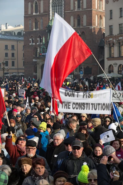 Демонстрация против слежки в Интернете "В защиту вашей свободы", организованная Комитетом по защите демократии / KOD /. Краков, Польша — стоковое фото