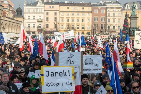 Демонстрації проти спостереження на Інтернет «в оборону вашу свободу» організували через Комітет оборони демократії / Kod /. Краків, Польща — стокове фото