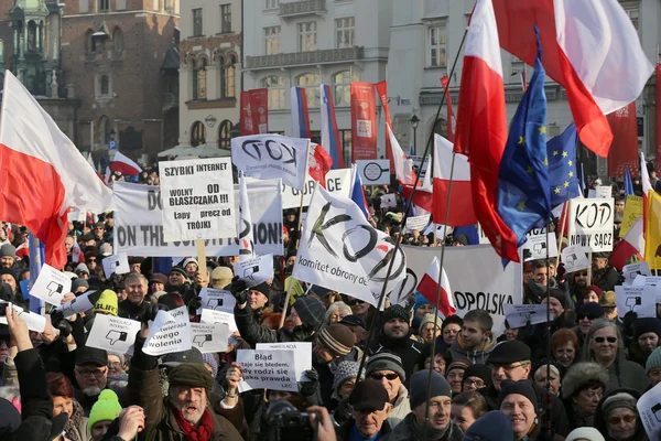 Демонстрації проти спостереження на Інтернет «в оборону вашу свободу» організували через Комітет оборони демократії / Kod /. Краків, Польща — стокове фото