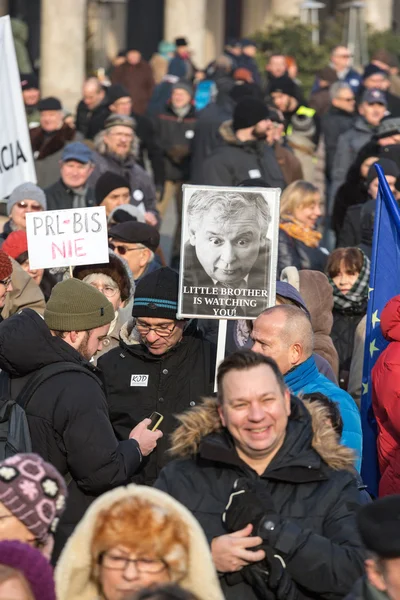 La manifestación contra la vigilancia en Internet "En defensa de su libertad" organizada a través del Comité para la Defensa de la Democracia / KOD /. Cracovia, Polonia — Foto de Stock