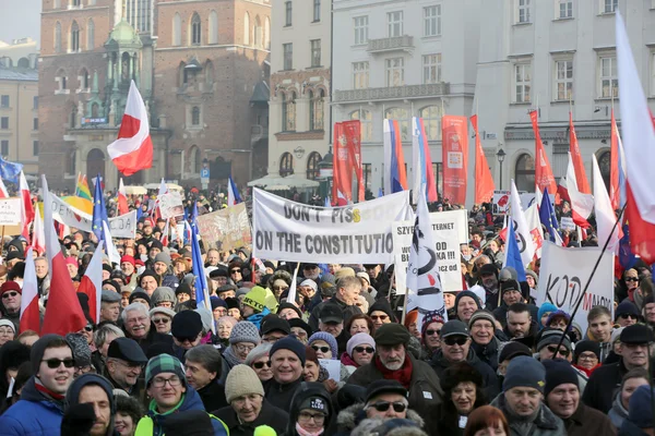 Демонстрация против слежки в Интернете "В защиту вашей свободы", организованная Комитетом по защите демократии / KOD /. Краков, Польша — стоковое фото