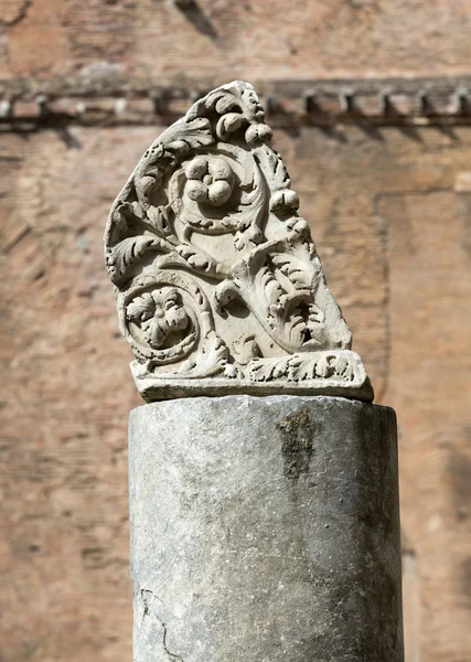 Antike römische säule in den ruinen der diokletianthermen in rom, italien — Stockfoto