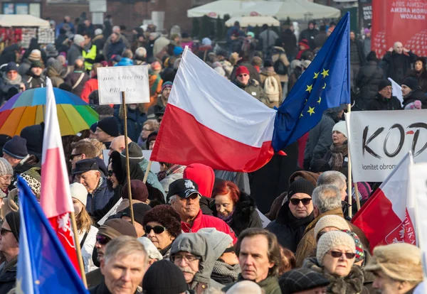 Демонстрация против слежки в Интернете "В защиту вашей свободы", организованная Комитетом по защите демократии / KOD /. Краков, Польша — стоковое фото
