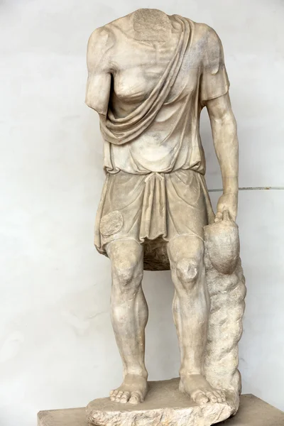 Forntida skulptur av mannen i Bad av Diocletianus (Thermae Diocletiani) i Rome. Italien — Stockfoto