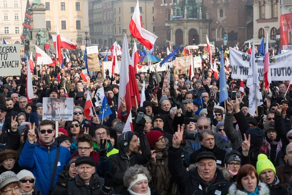 Die Demonstration gegen die Überwachung des Internets "zur Verteidigung Ihrer Freiheit", die vom Komitee zur Verteidigung der Demokratie / kod / organisiert wurde. Krakau, Polen — Stockfoto