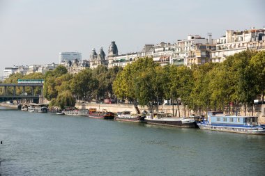  Paris'te Seine mavna yaz gün ile ünlü bir iskele. Paris, Fransa