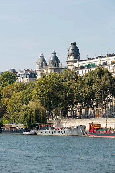 En berömda kajen av Seine i Paris med pråmar i sommardag. Paris, Frankrike — Stockfoto