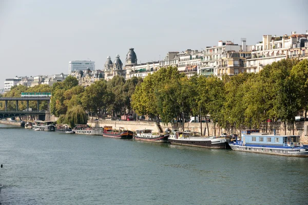 A Famous quay of Seine in Paris with barges in Summer day. Paris, France — Stock Photo, Image