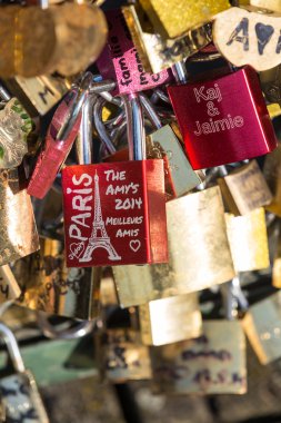Paris, Fransa - Pont des Arts. Asma köprüde kilitler seviyorum. Paris'te Seine Nehri geçerek bir yaya köprüsü Passerelle des Arts olduğunu